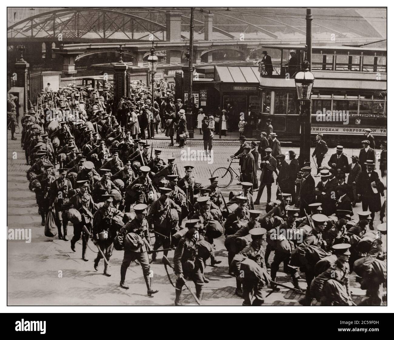 Mobilisation des troupes de la première Guerre mondiale des soldats de l'armée défilent à travers la gare de Birmingham en Grande-Bretagne pour combattre sur le front occidental. 1914. Première Guerre mondiale, première Guerre mondiale WW1 la Grande Guerre BIRMINGHAM GRANDE-BRETAGNE Royaume-Uni Banque D'Images