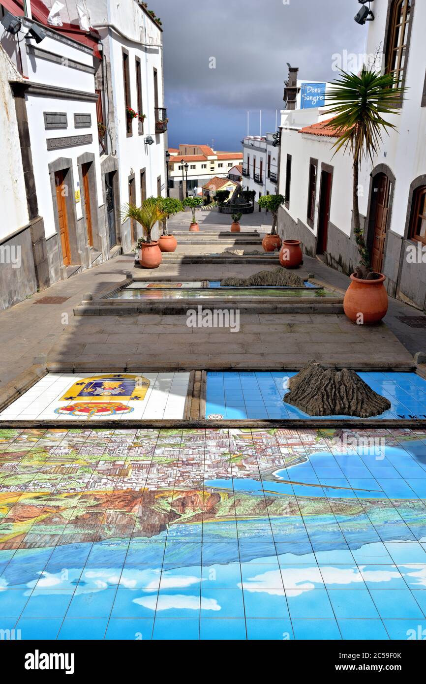 FIRGAS - 26 2014 FÉVRIER: Le Paseo de Canarias avec des représentations des 7 îles Canaries sculptées dans le sol avec leurs boucliers héraldiques et un lan Banque D'Images