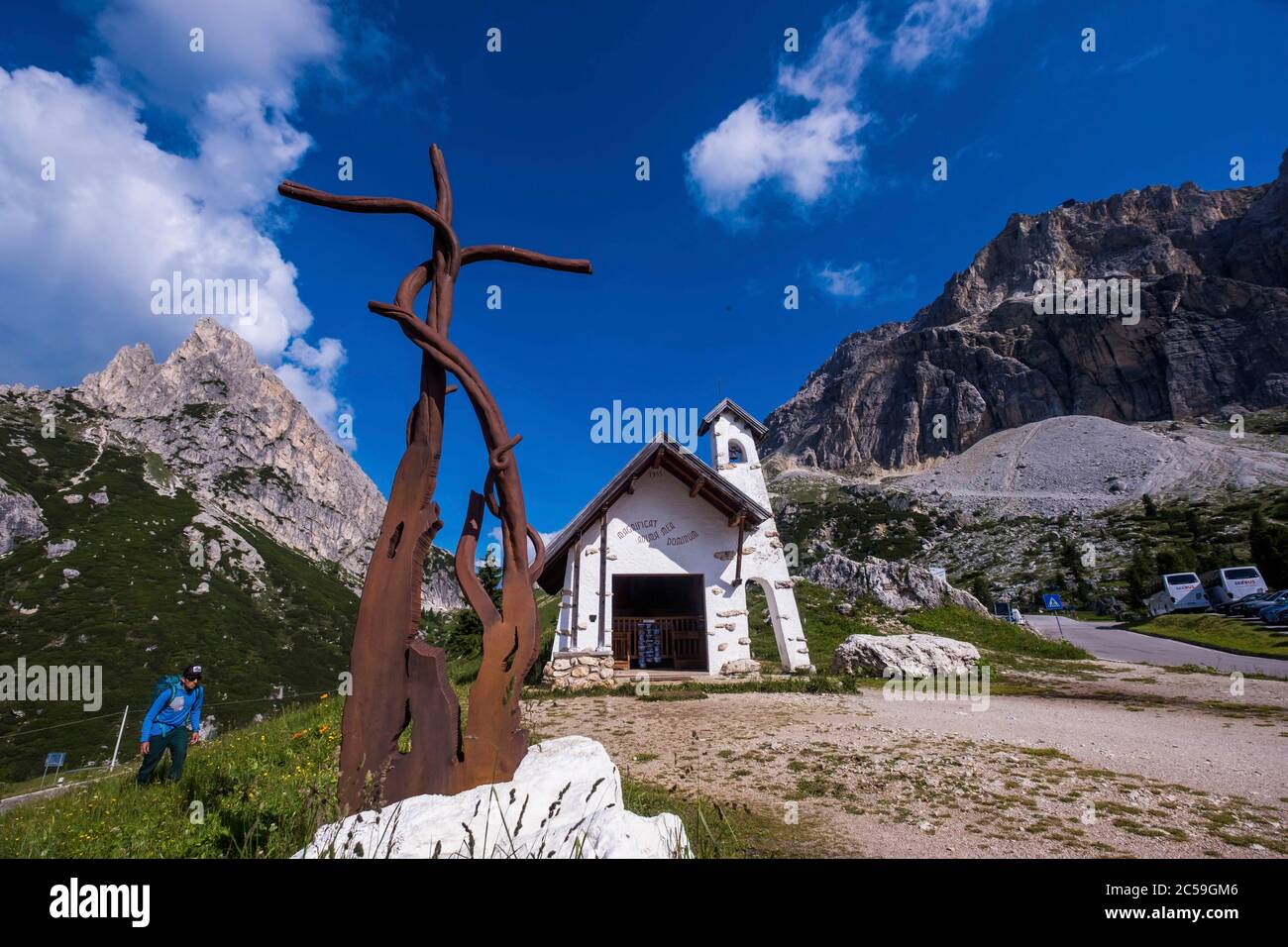 Italie, Venetia, Cortina d'Ampezzo, Dolomites ampezzan, classée au patrimoine mondial de l'UNESCO, col de Falzarego, chapelle de Falzarego et chaîne Lagazuoi Banque D'Images