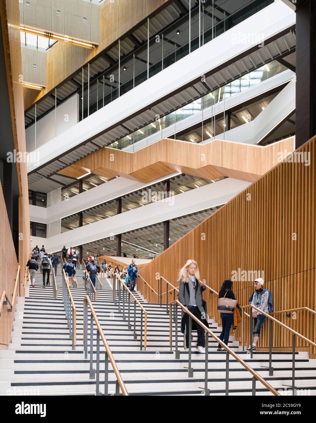 Vue intérieure de l'atrium principal. City of Glasgow College City Campus, Glasgow, Royaume-Uni. Architecte: Reiach et Hall Architects, 2015. Banque D'Images