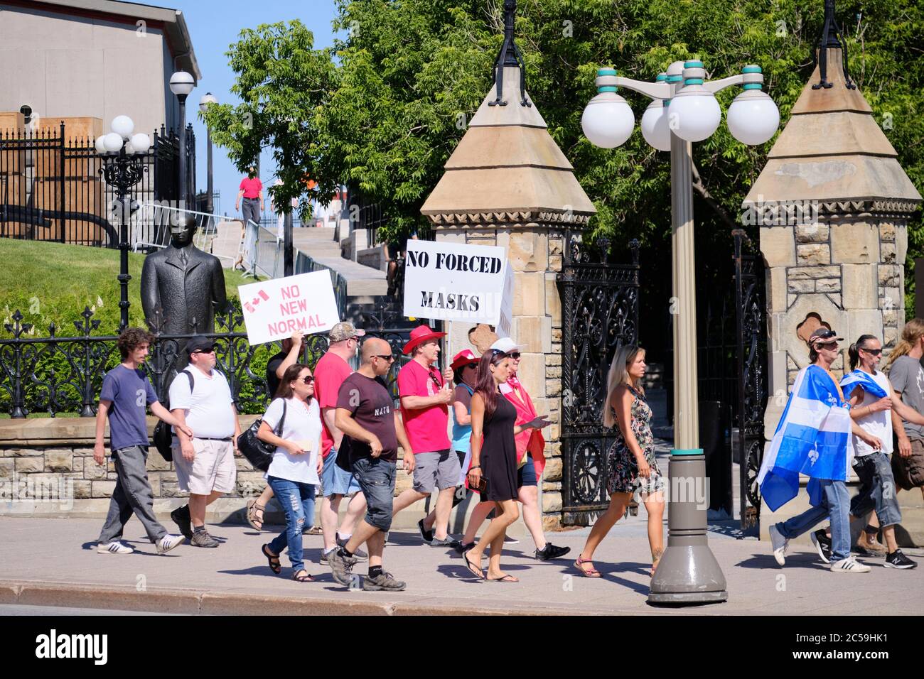 Ottawa, Canada. 1er juillet 2020. La foule de quelques centaines de personnes se sont ralliées devant le Parlement canadien le jour du Canada pour montrer leur mécontentement à l'égard du gouvernement Trudeau. Les plaintes allaient de divers sujets mais surtout de la crise actuelle de Covid 19. Credit: Meanderingemu/Alamy Live News Banque D'Images