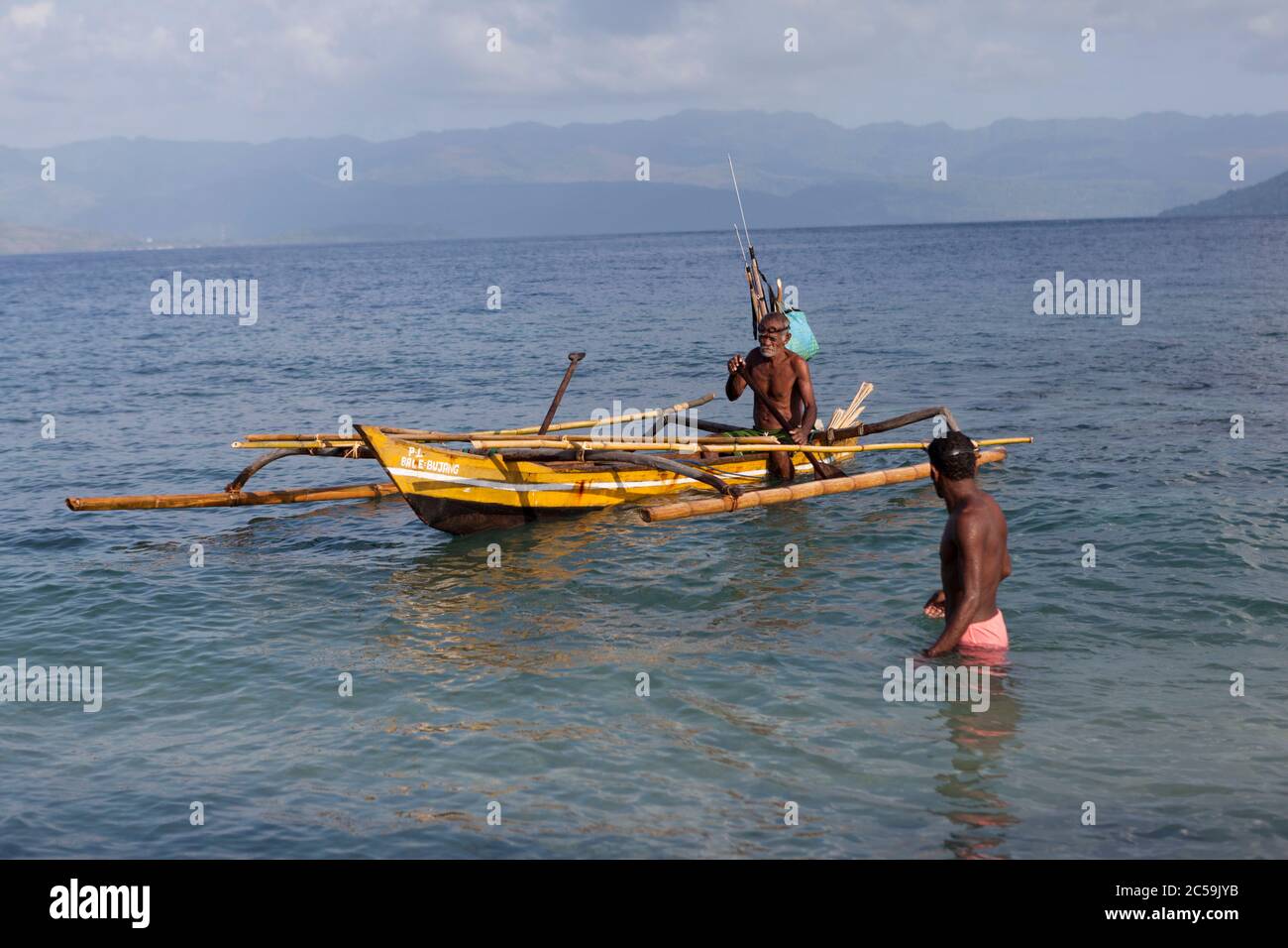 Indonésie, Nusa Tenggara, Timor oriental, île de Pantar, pêcheurs prêts à pêcher sur un bateau traditionnel Banque D'Images