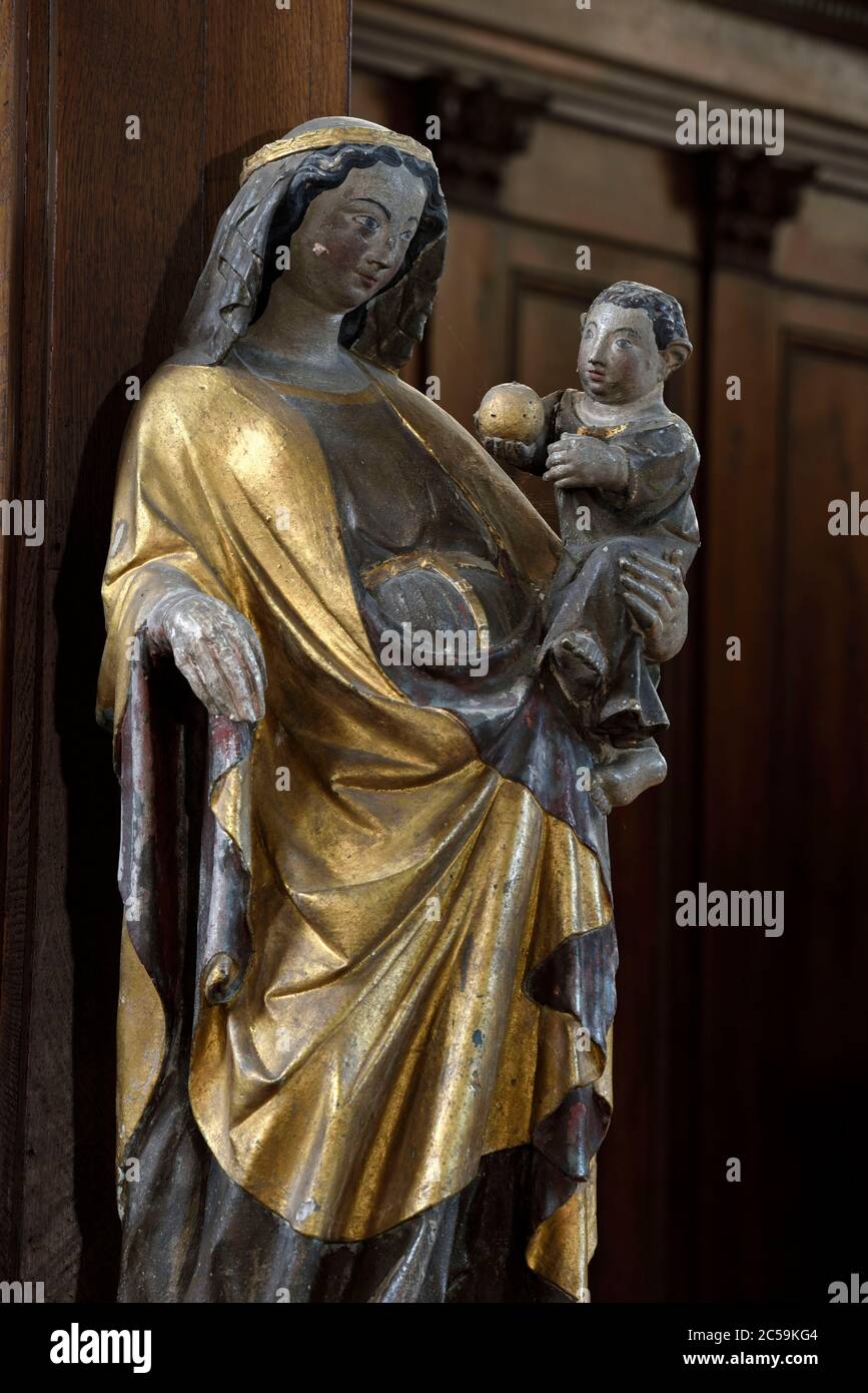 Église de France, haute Saône, Fresse, Saint-Antide du XVIIIe siècle, Vierge à l'enfant en bois polychrome du XIVe ou XVe siècle, venant de l'ermitage du Mont de vannes Banque D'Images