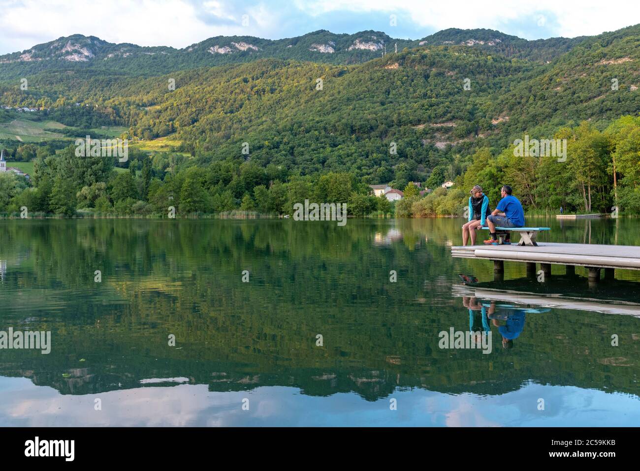 France, Savoie, foreland savoyard, couple à la plage du lac Saint Jean de Chevelu Banque D'Images