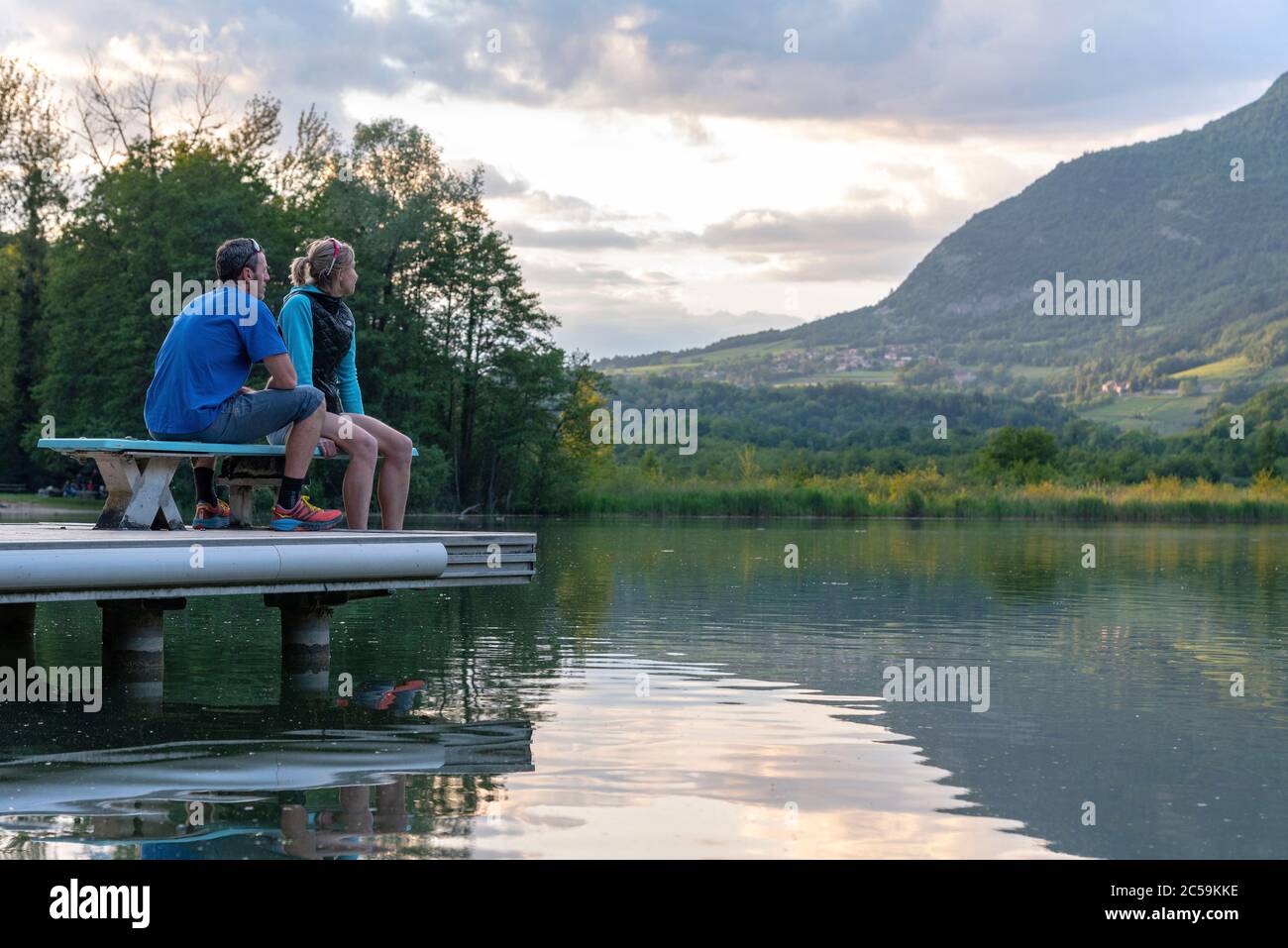 France, Savoie, foreland savoyard, couple à la plage du lac Saint Jean de Chevelu Banque D'Images