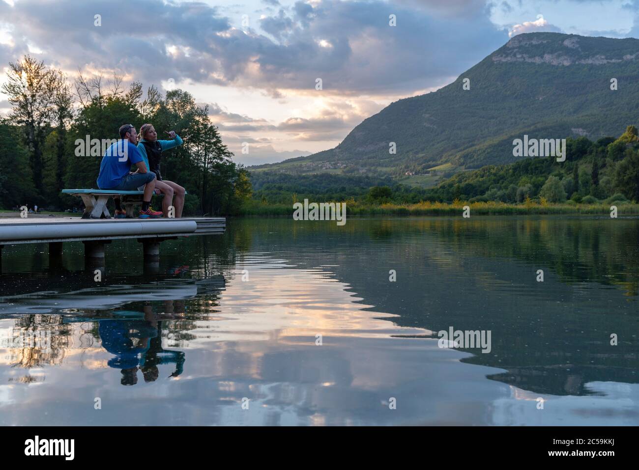 France, Savoie, foreland savoyard, couple à la plage du lac Saint Jean de Chevelu Banque D'Images