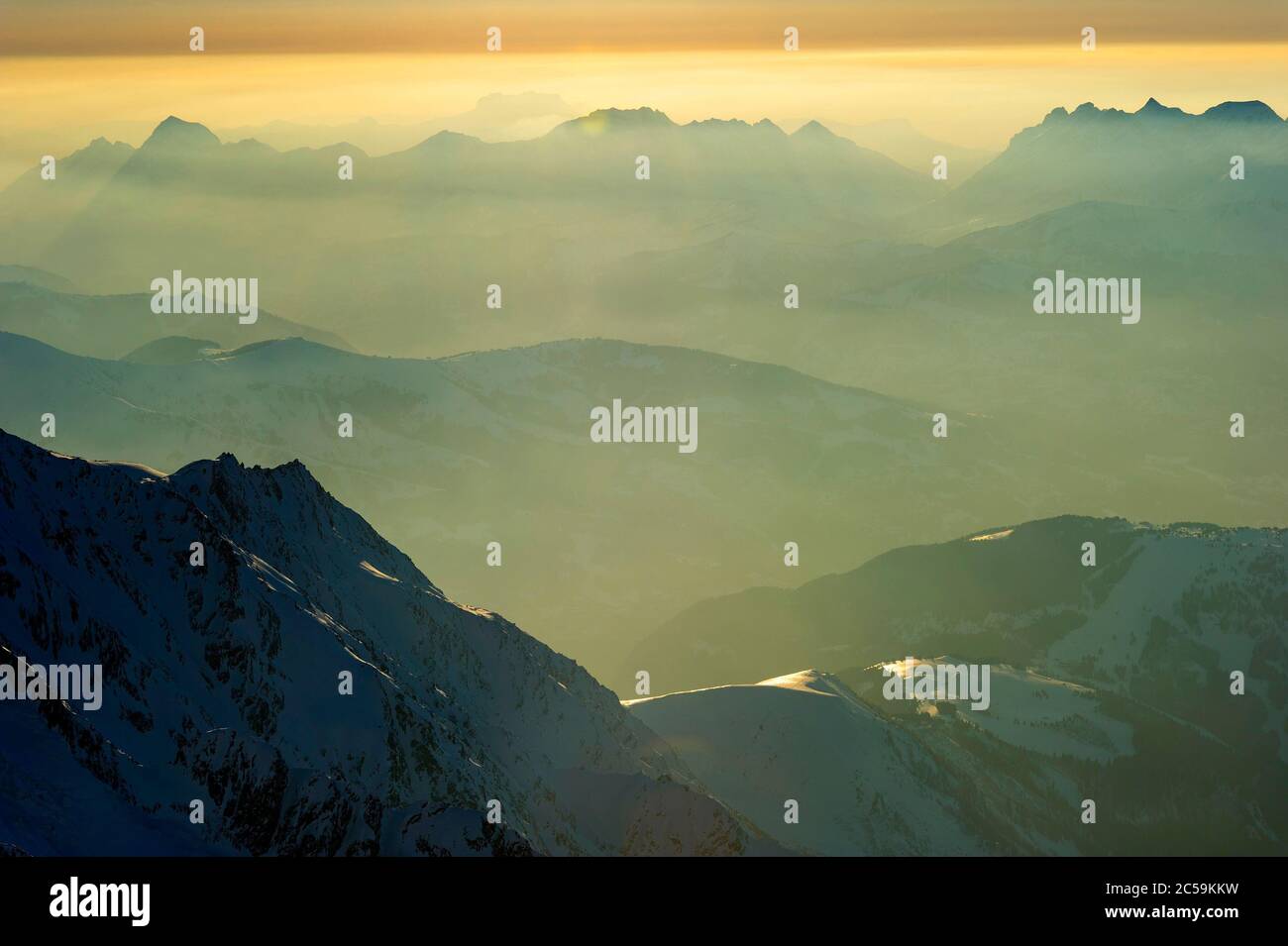 France, haute Savoie, Chamonix Mont blanc, dernières lumières de la soirée sur les sommets près d'Annecy des Refuges des Cosmiques (3613m) Banque D'Images