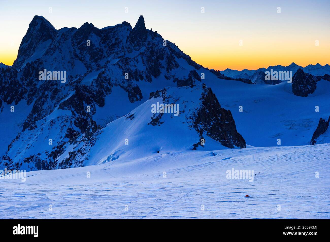 France, haute Savoie, Chamonix Mont blanc, première lumière du jour sur les grandes Jorasse (4208 m), le Dôme de Rochefort (4015 m), l'Araque de Rochefort et le Dent du géant (4013 m) vu du refuge des Cosmiques Banque D'Images