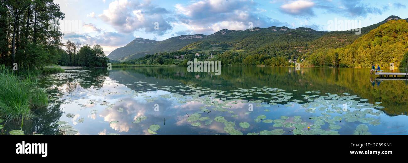 France, Savoie, foreland savoyard, couple à la plage du lac Saint Jean de Chevelu Banque D'Images