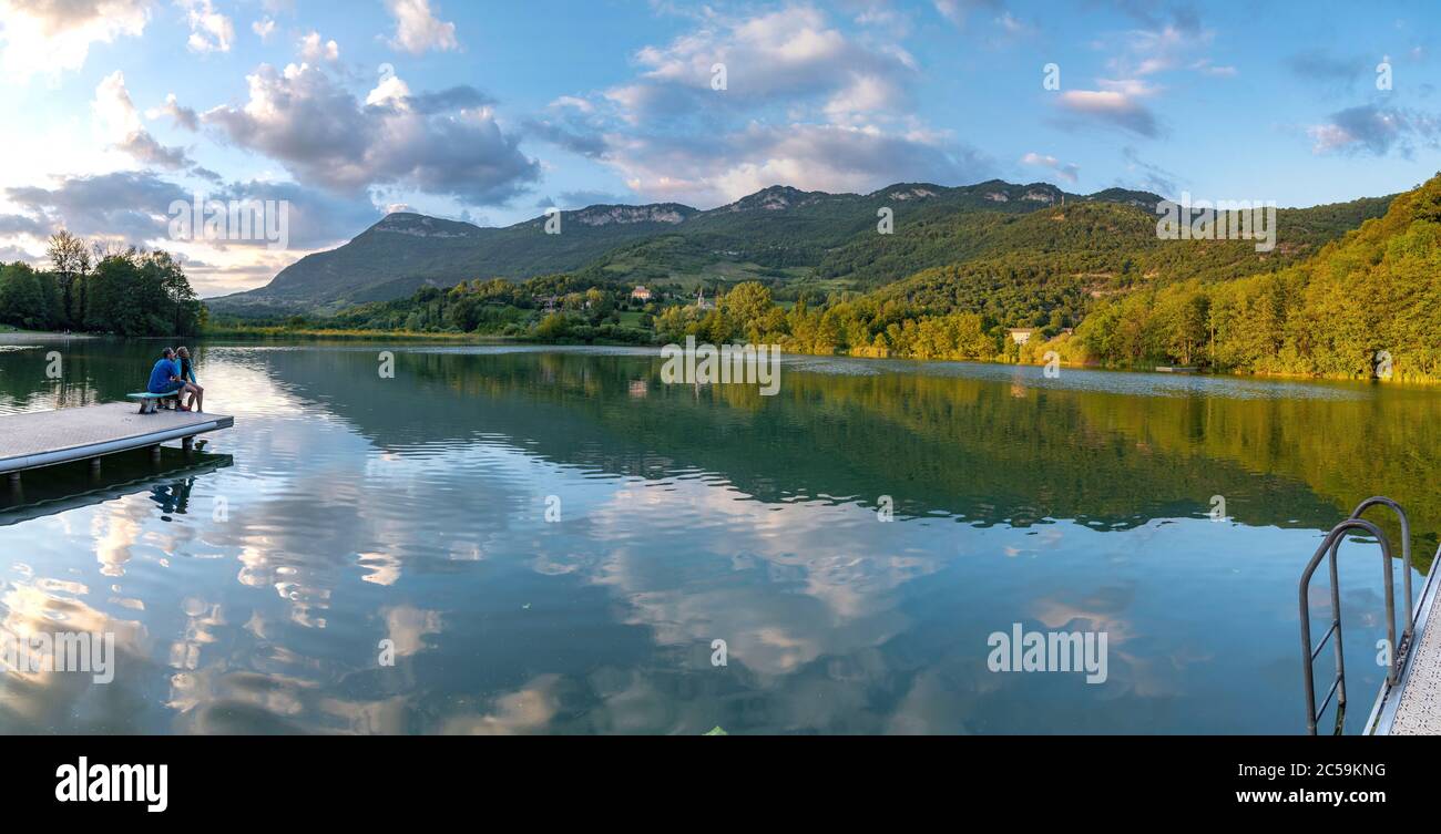 France, Savoie, foreland savoyard, couple à la plage du lac Saint Jean de Chevelu Banque D'Images