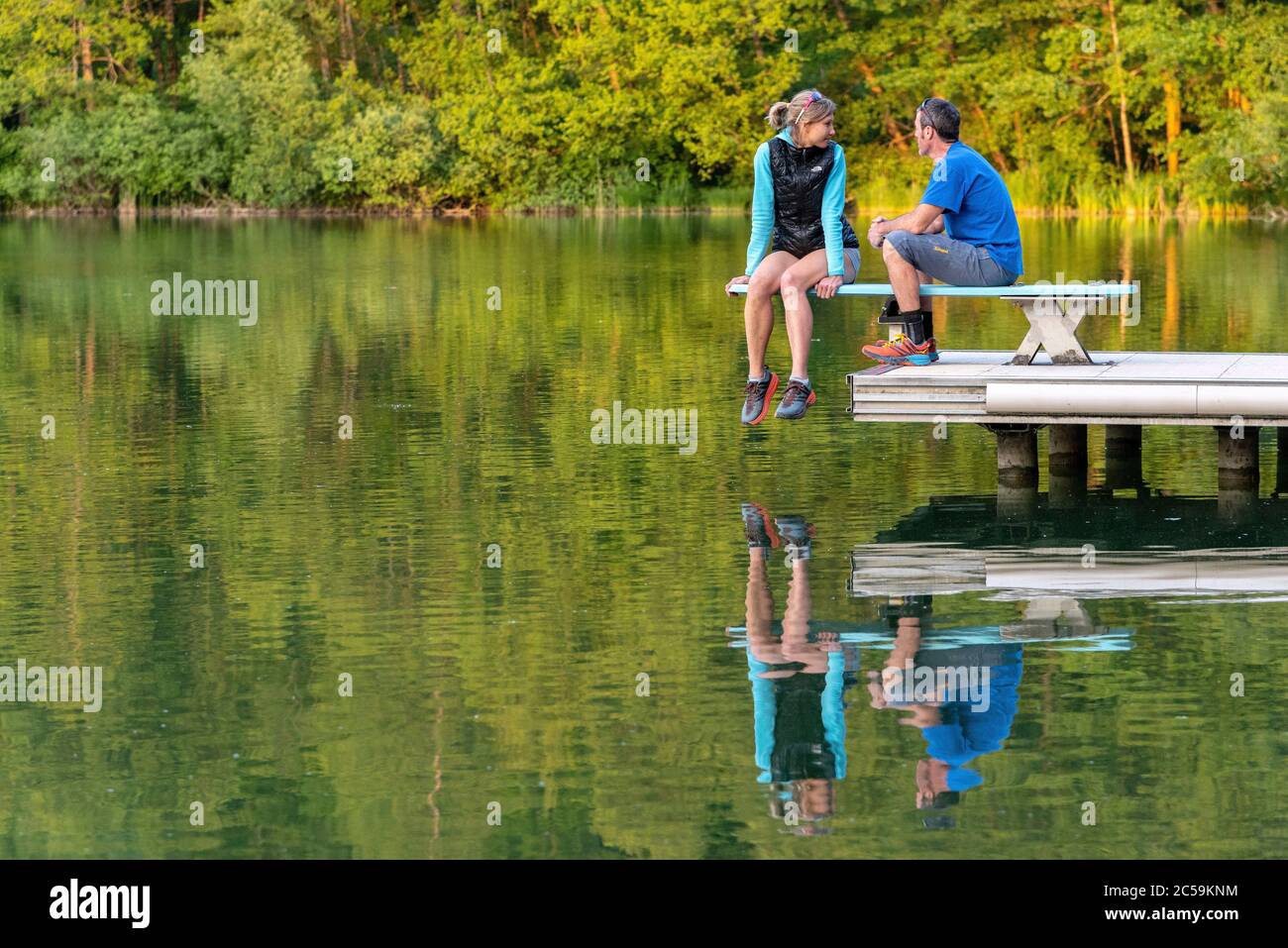France, Savoie, foreland savoyard, couple à la plage du lac Saint Jean de Chevelu Banque D'Images
