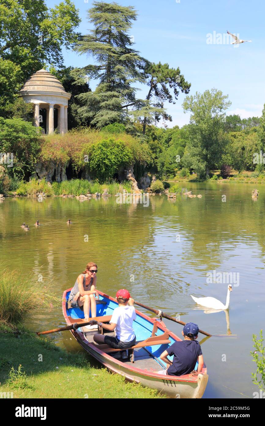 France, Paris, Bois de Vincennes, Lac Daumesnil, promenade en bateau avec  la rotonde romantique de l'île de Reuilly conçue par l'architecte Gabriel  Davioud Photo Stock - Alamy