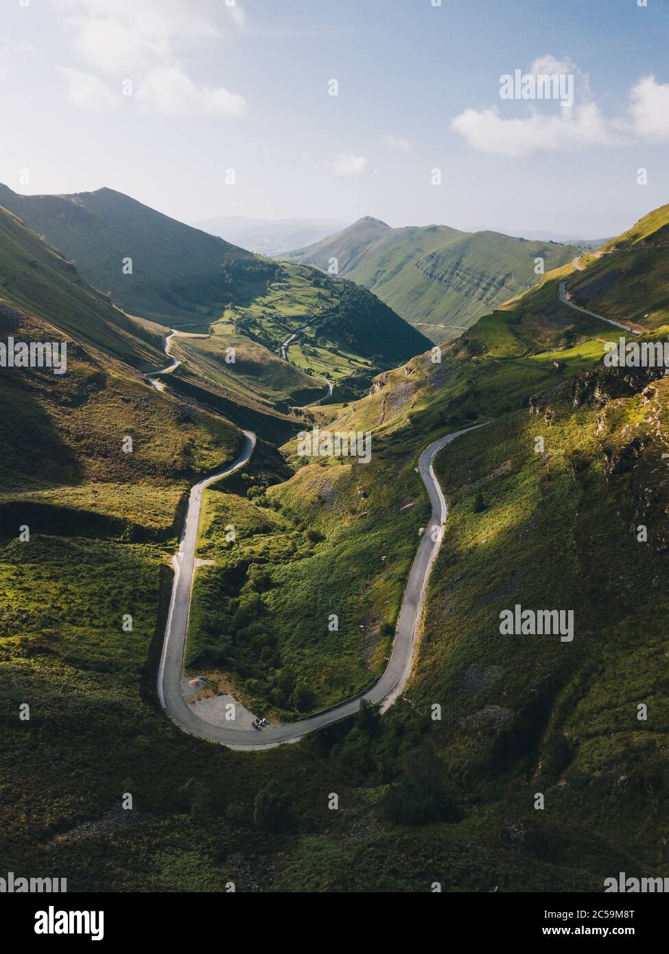 Route sinueuse jusqu'aux montagnes à Valles Pasiegos Cantabria, Espagne Banque D'Images