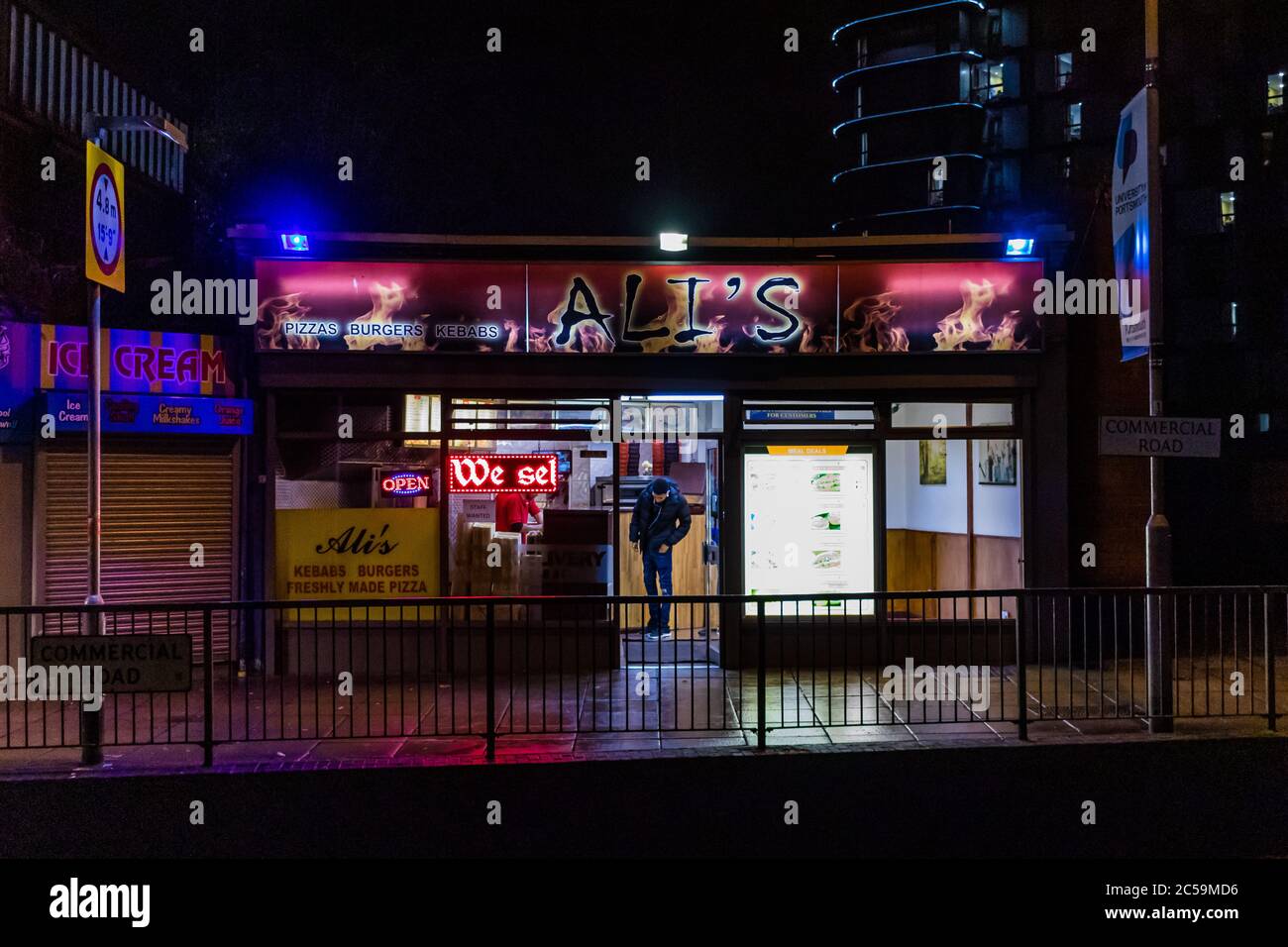 La façade d'un magasin de kebab britannique la nuit Banque D'Images