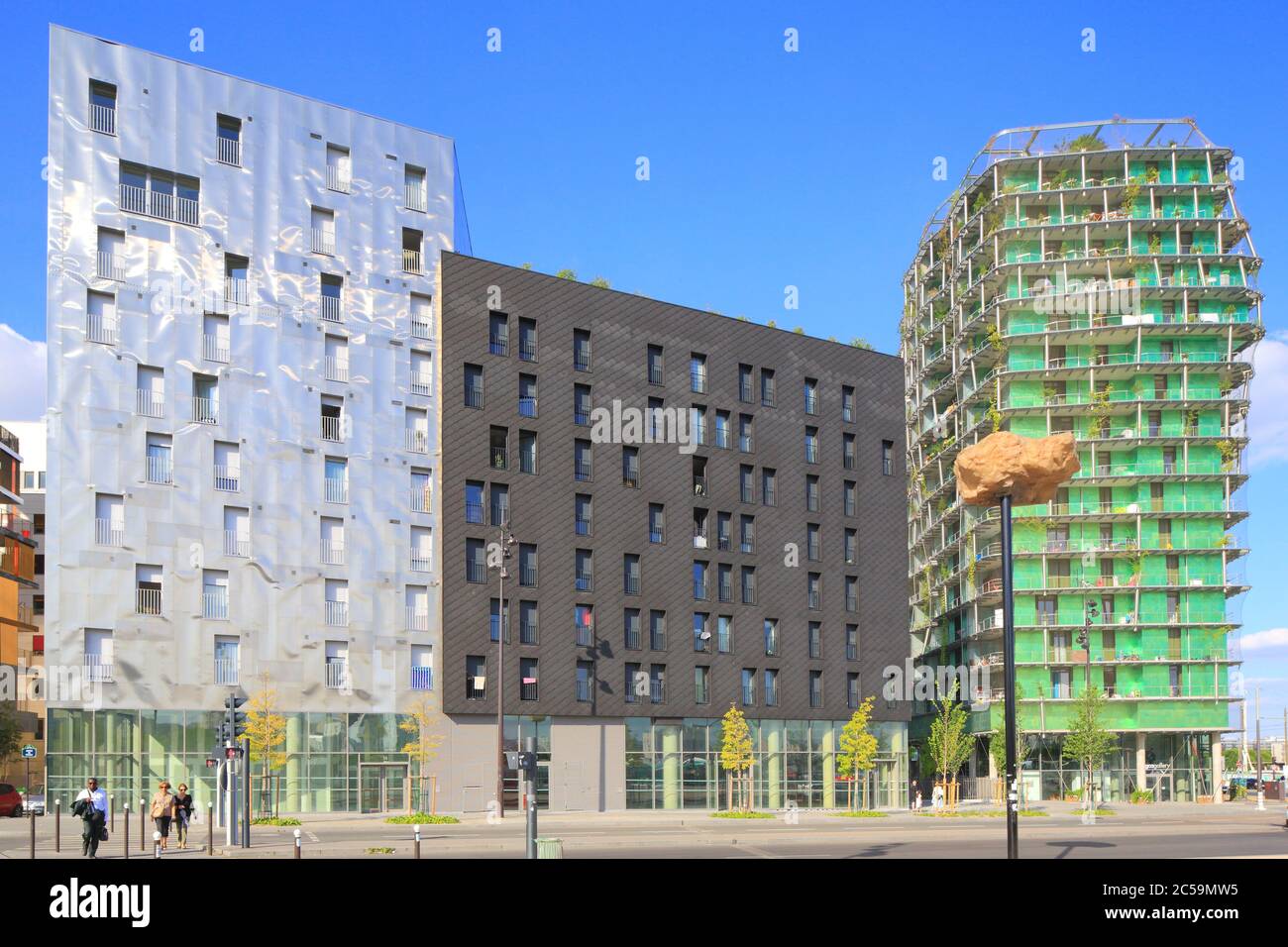 France, Paris, ZAC Paris Rive gauche, place Farhat Hached, bâtiments  contemporains avec à droite la Tour de la biodiversité M6B2 de l'architecte  Edouard François Photo Stock - Alamy