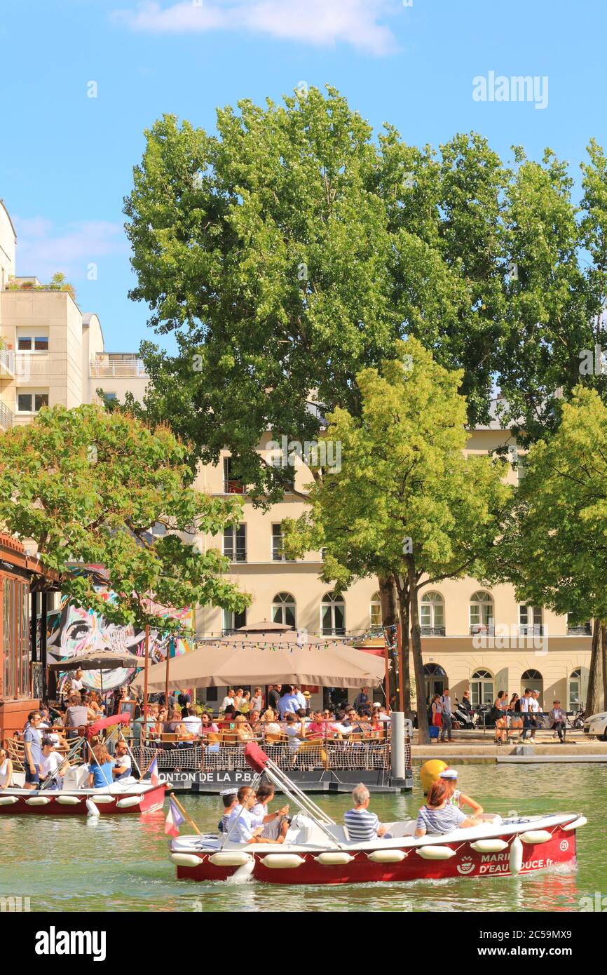 France, Paris, bassin de la Villette, location de bateau électrique auprès de la société Marin d'eau douce et du Quai de la Loire avec la terrasse du café Paname Brewing Company Banque D'Images