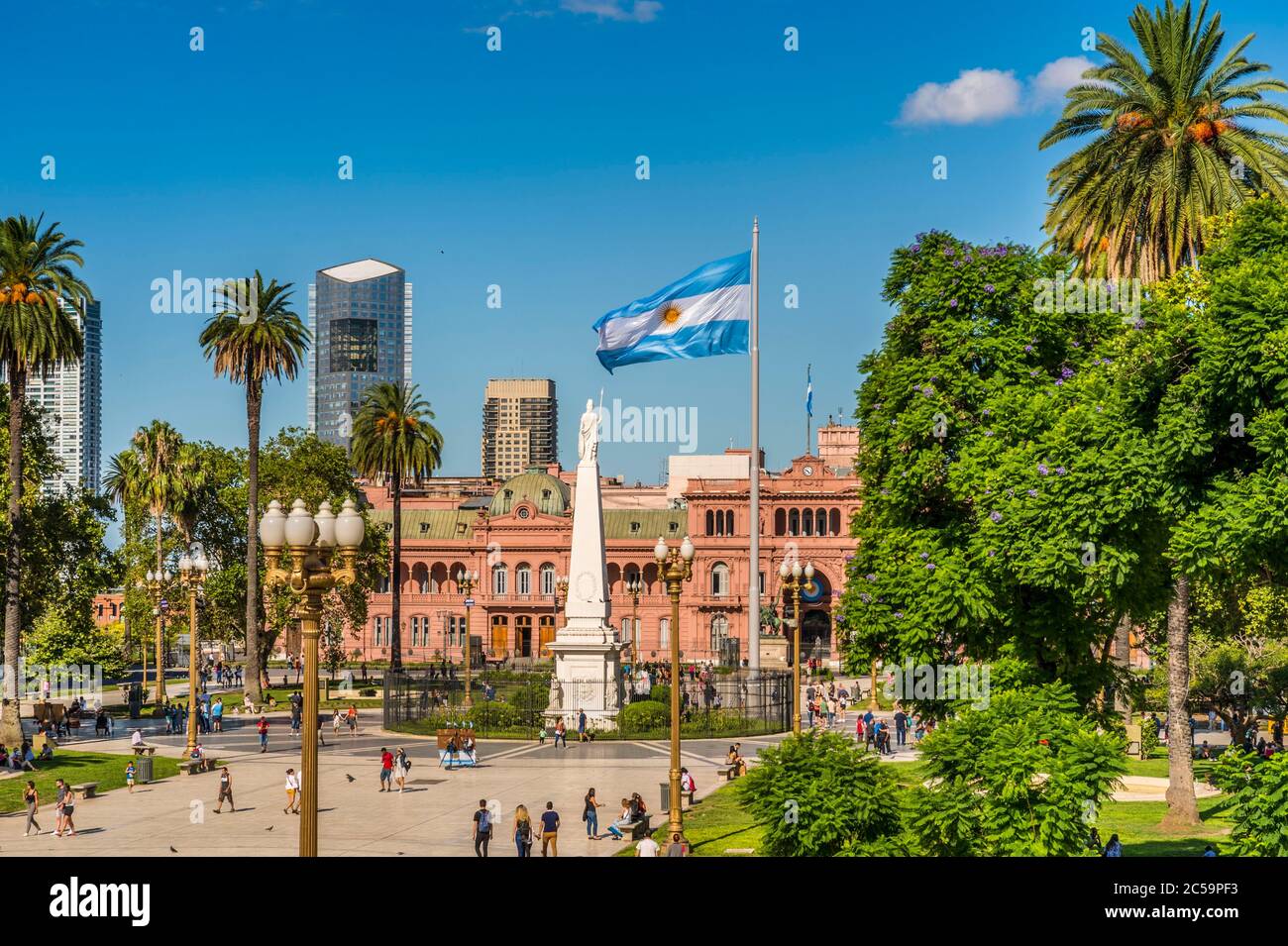 Argentine, province de Buenos Aires, Buenos Aires, Plaza de May, Casa Rosada, siège du pouvoir exécutif argentin avec son bâtiment éclectique de style (1898) et au premier plan la statue équestre du général Manuel Belgrano créateur du drapeau argentin Banque D'Images
