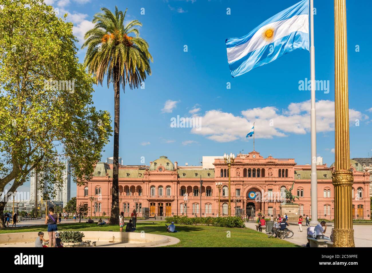 Argentine, province de Buenos Aires, Buenos Aires, Plaza de May, Casa Rosada, siège du pouvoir exécutif argentin avec son bâtiment éclectique de style (1898) et au premier plan la statue équestre du général Manuel Belgrano créateur du drapeau argentin Banque D'Images