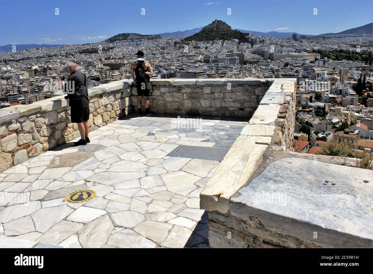 Grèce, Athènes, juin 18 2020 - point de vue sur la colline de l'Acropole, presque vide de visiteurs. Le tourisme a été le plus touché de tous les grands secteurs économiques Banque D'Images