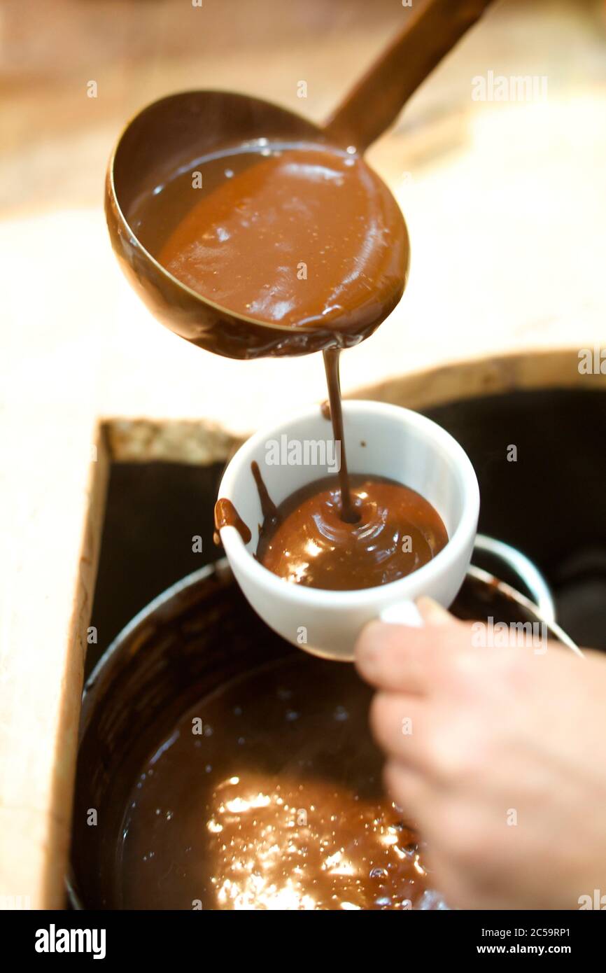 Espagne, Catalogne, Barcelone, ??préparation de chocolat chaud avec crème fouettée Banque D'Images