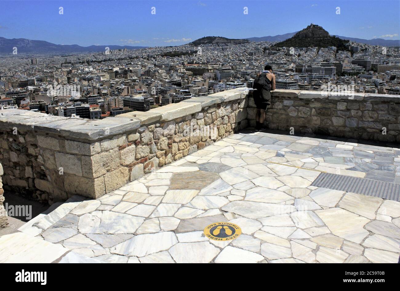 Grèce, Athènes, juin 18 2020 - point de vue sur la colline de l'Acropole, presque vide de visiteurs. Le tourisme a été le plus touché de tous les grands secteurs économiques Banque D'Images