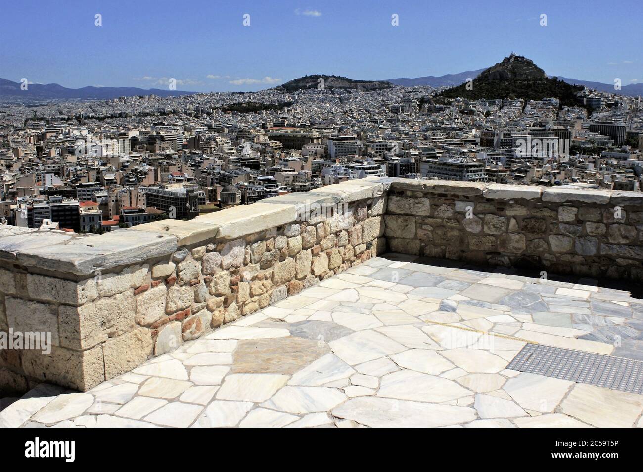 Grèce, Athènes, juin 18 2020 - point de vue sur la colline de l'Acropole, vide de visiteurs. Le tourisme a été le plus touché de tous les grands secteurs économiques par le Th Banque D'Images