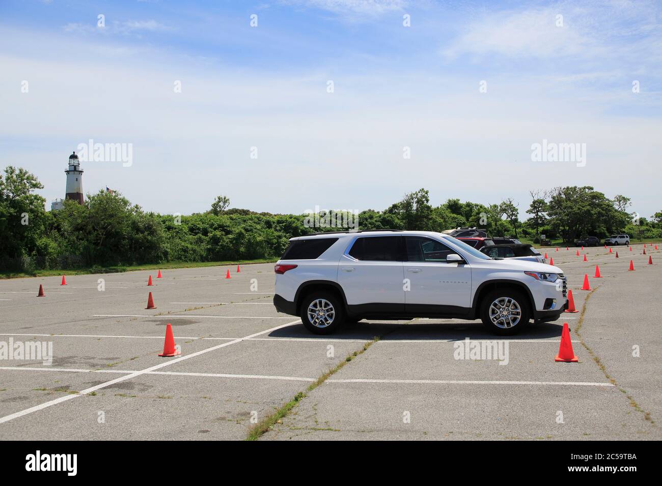 Des cônes de trafic orange bloquent toutes les autres places de stationnement au parc national de Montauk point pour limiter la capacité et encourager la prise de distance sociale pour empêcher la propagation du coronavirus COVID-19, Montauk, long Island, New York, États-Unis Banque D'Images