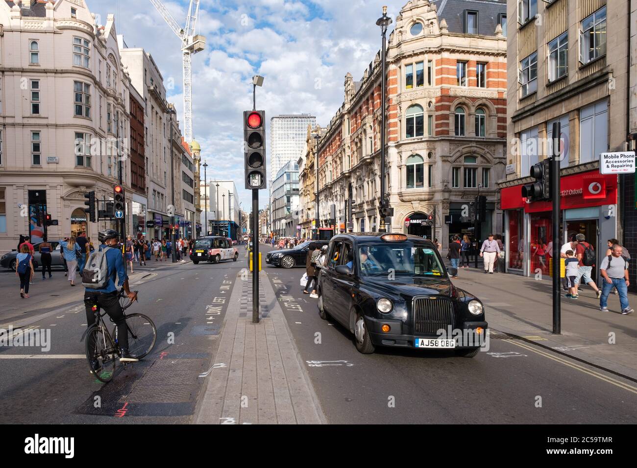 Taxi noir typique à Oxford Street, la rue commerçante la plus animée d'Europe Banque D'Images