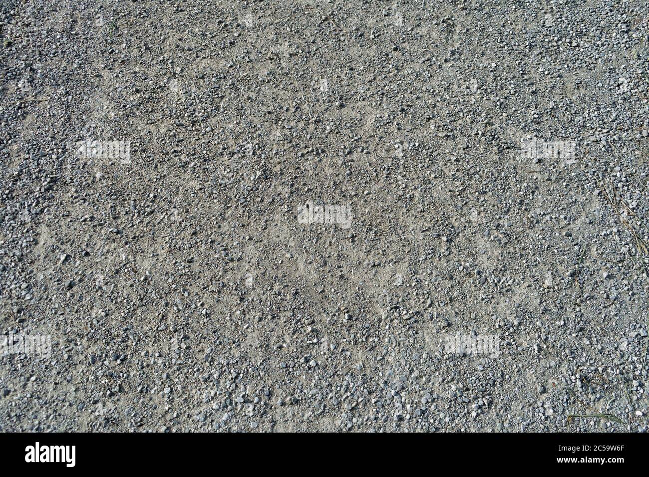 Texture de la surface de la route en gravier poussiéreuse avec de petites cailloux Banque D'Images