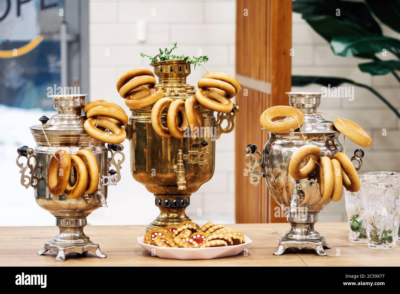 Ensemble de produits de boulangerie sur un samovar Banque D'Images