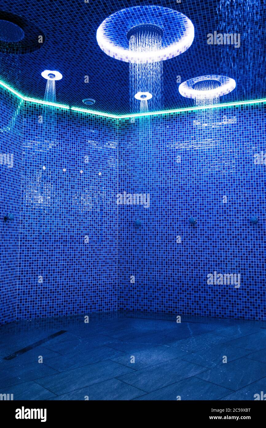 Plafond dans une salle de douche bleue avec éclairage LED dynamique  verticale Photo Stock - Alamy