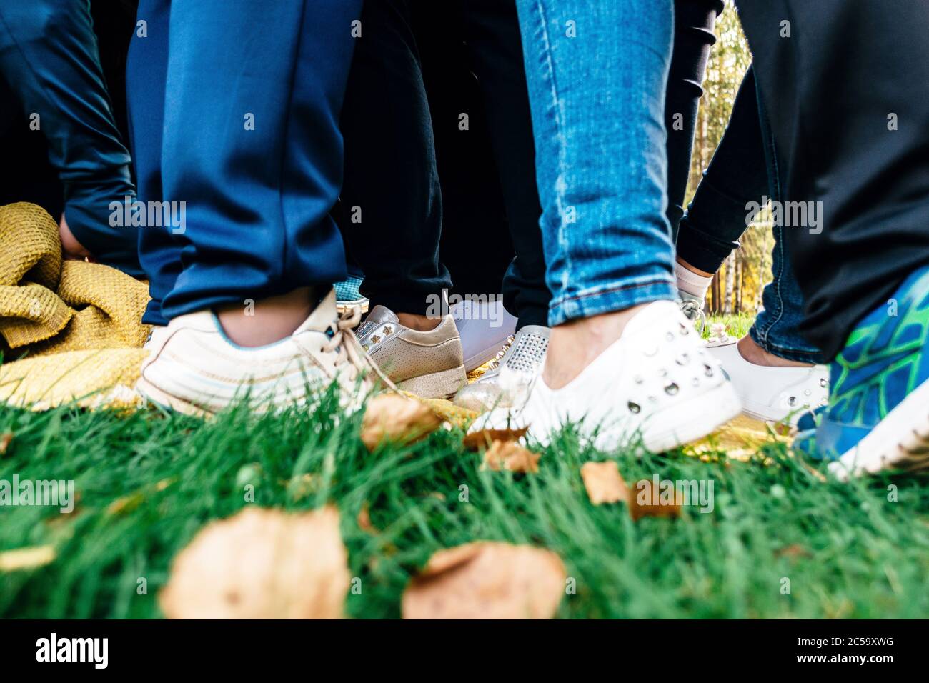 Jambes de femmes dans la construction d'équipe dans la nature Banque D'Images