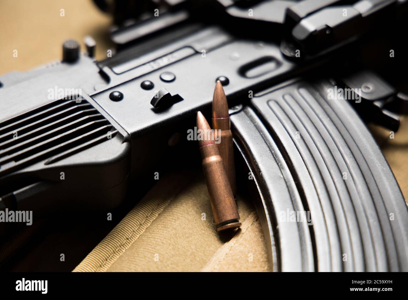 Gros plan d'un fusil d'assaut Kalashnikov MKK-104 avec balles. 7,62 x 39 Banque D'Images
