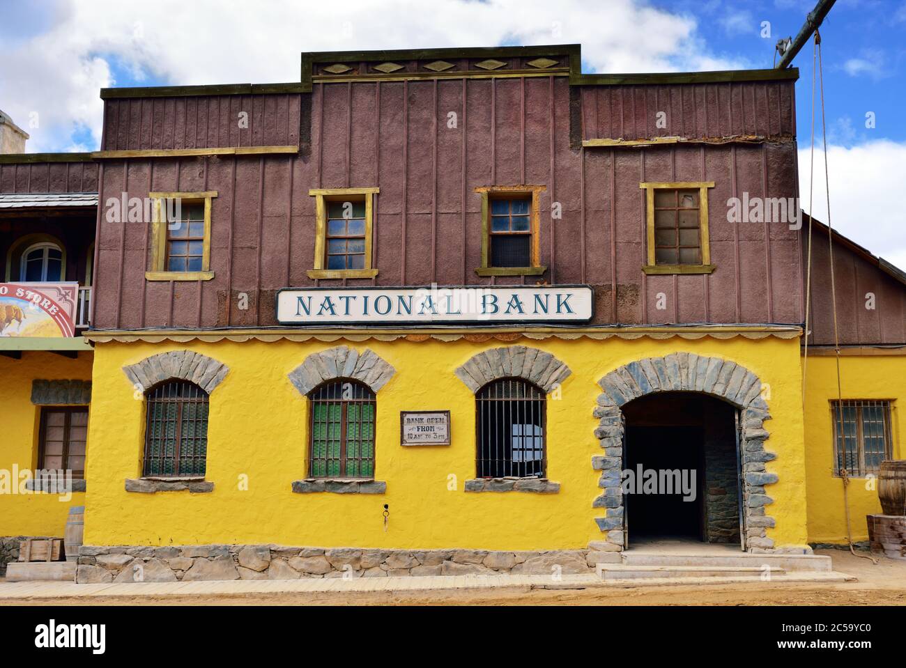 SIOUX CITY, GRAN CANARIA - 20 FÉVRIER 2014 : rue de la ville sauvage de l'ouest avec bâtiment de banque à Sioux City. Attraction touristique populaire sur l'île de Gran Canaria Banque D'Images