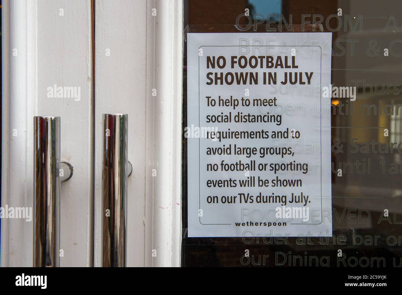 Windsor, Berkshire. 1er juillet 2020. Le panneau « pas de football ou d'événements sportifs » du mois de juillet au pub Wethercuillers King and Castle de Windsor, prêt à rouvrir le « Super Saturday » du 4 juillet 2020. Entre-temps, cependant, Windsor pourrait être à quelques jours d'un confinement local du coronavirus, selon les rapports de presse d'aujourd'hui. 36 les régions à risque où les cas de coronavirus augmentent sont signalées comme étant le Royal Borough de Windsor et Maidenhead dans le Berkshire. Crédit : Maureen McLean/Alay Banque D'Images