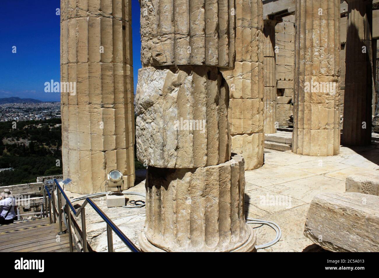 Grèce, Athènes, juin 18 2020 - le site archéologique de l'Acropole, vue sur les colonnes de Propylaia, la porte monumentale de l'Acropole. Banque D'Images