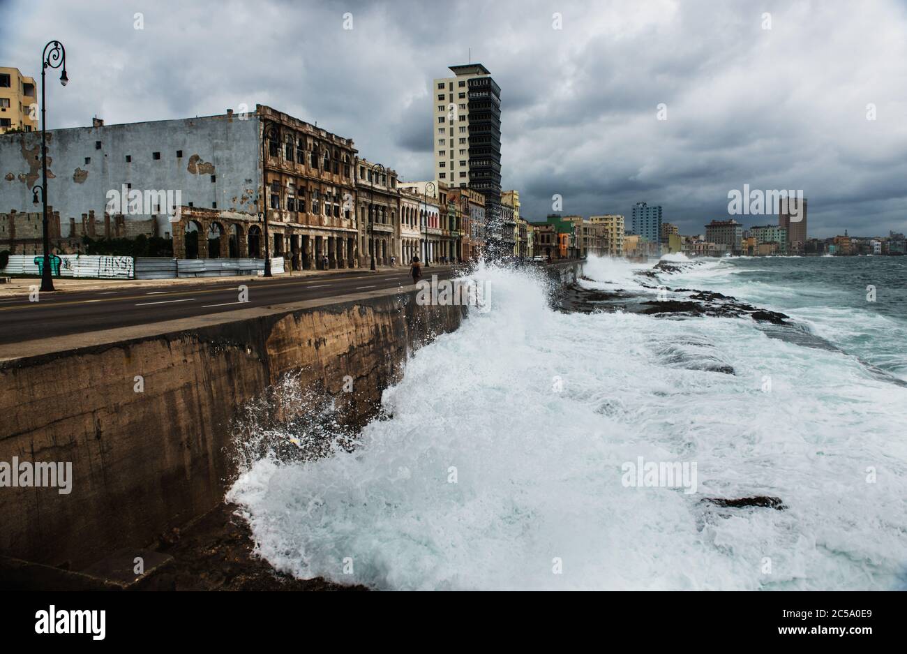 Vagues s'écrasant le long du Malecon par un jour nuageux, la Havane, Cuba, l'Amérique centrale Banque D'Images