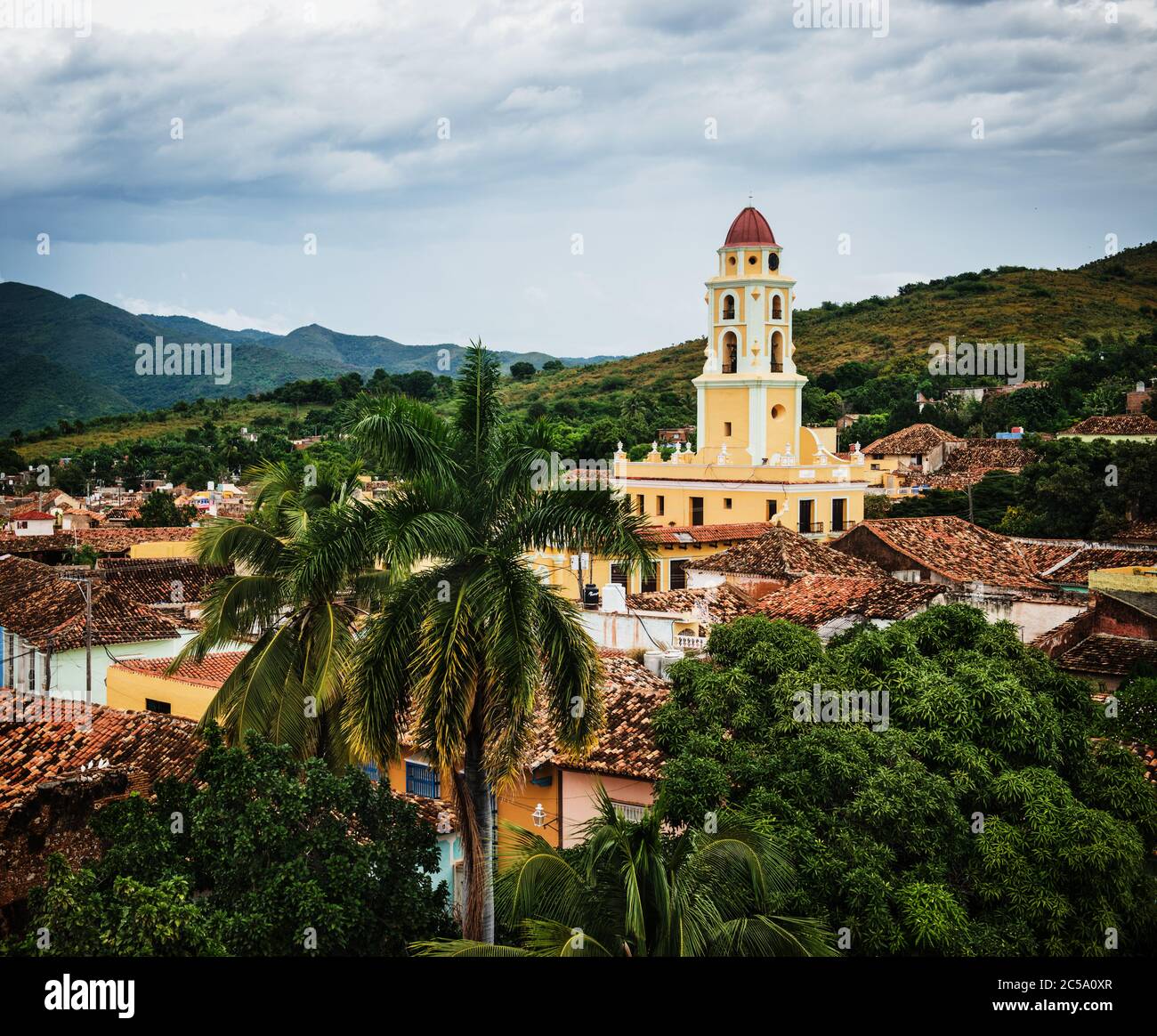 Paysage de Trinidad, Cuba avec l'église san Fransisco en arrière-plan Banque D'Images