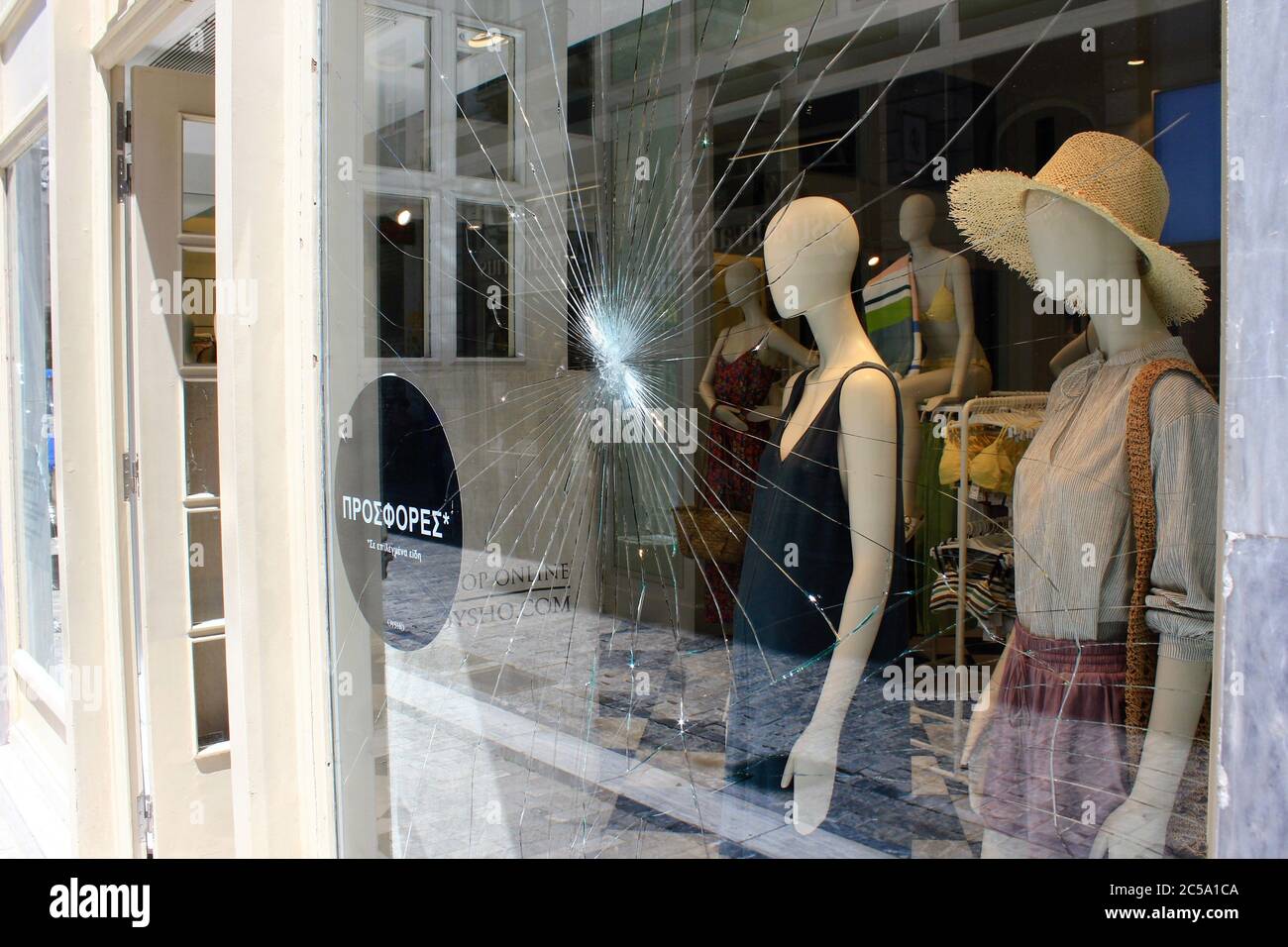 Grèce, Athènes, juin 28 2020 - verre brisé de la fenêtre du magasin à la rue Ermou, dans le centre commercial d'Athènes, après vandalisme fait par des anarchistes. Banque D'Images