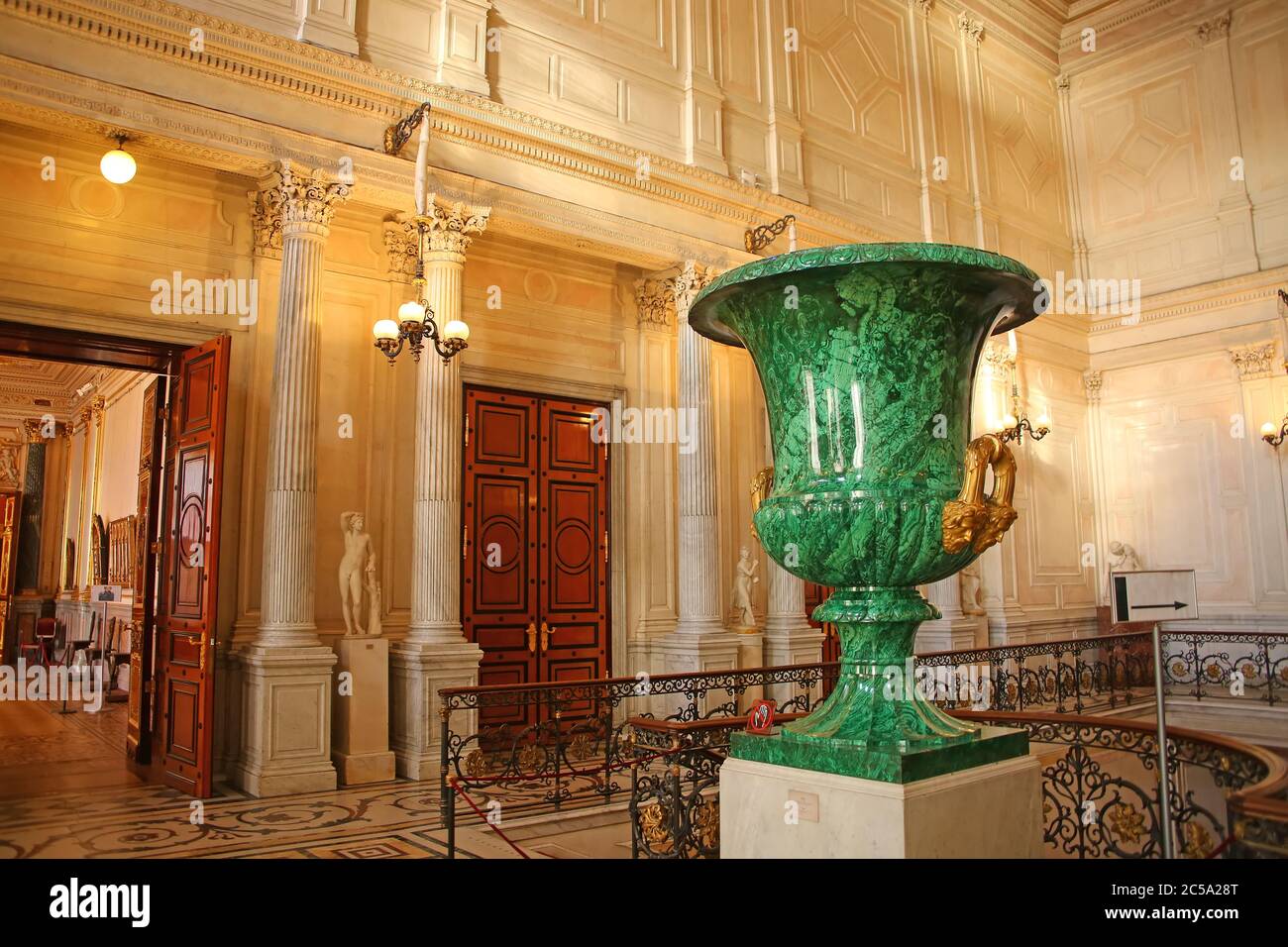 Grand vase vert en jade au sommet de l'escalier du Conseil, dans le musée de l'Ermitage, Saint-Pétersbourg, Russie. Banque D'Images