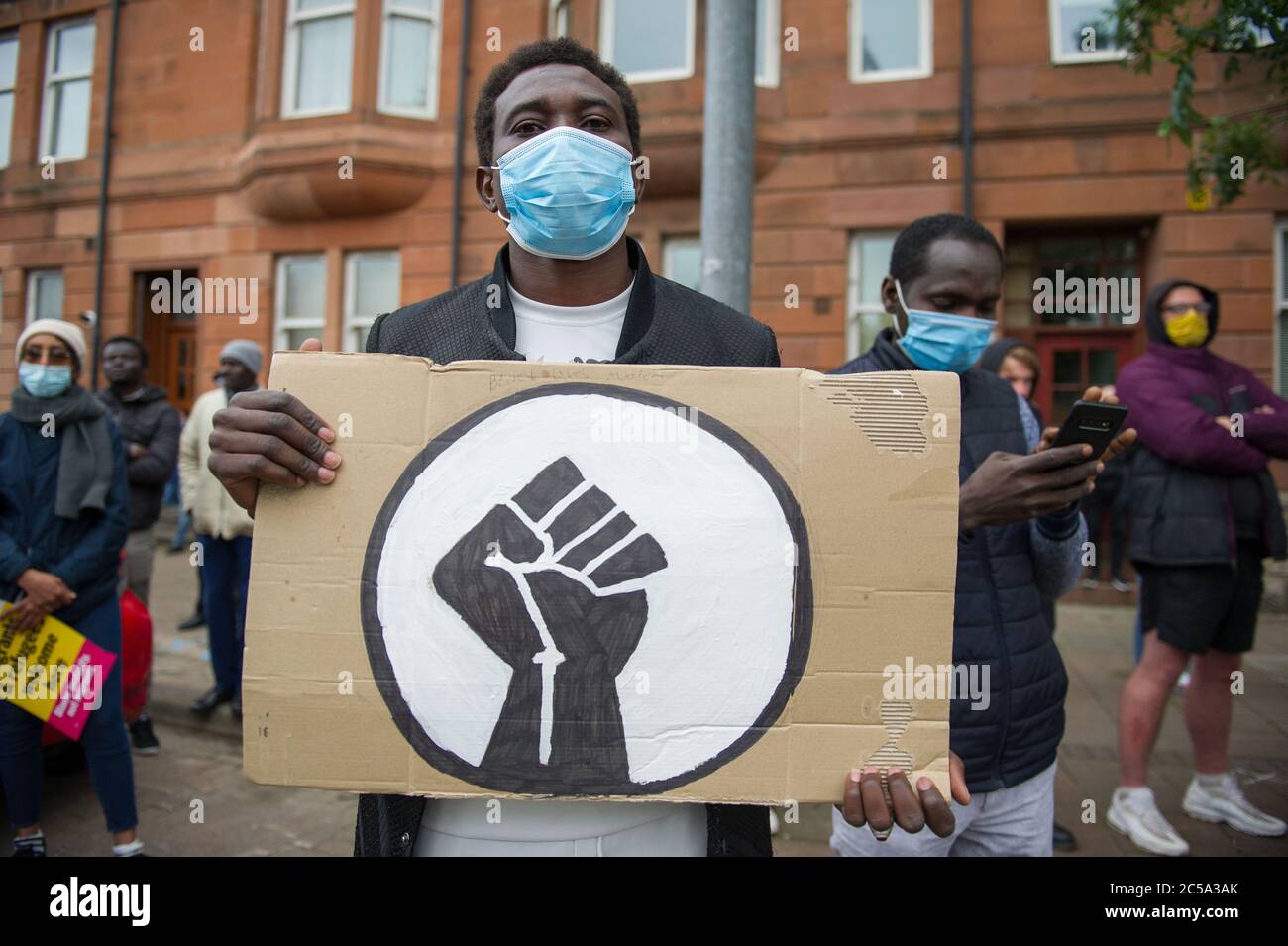 Glasgow, Écosse, Royaume-Uni. 1er juillet 2020. Photo : militants anti-racisme, Stand Up to racisme, manifestation devant l'entrée du Home Office de Glasgow pour souligner les « conditions difficiles » et les difficultés subies par les réfugiés et les demandeurs d'asile pendant le confinement du coronavirus (COVID19) à Glasgow. Crédit : Colin Fisher/Alay Live News Banque D'Images