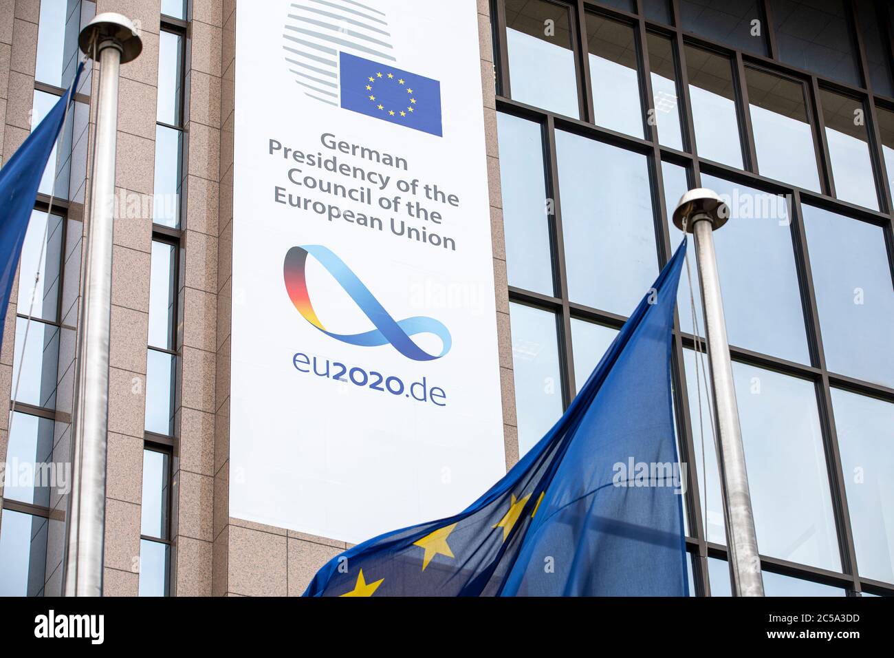BRUXELLES, Belgique - 1er juillet 2020 : nouvelle bannière de la présidence tournante allemande devant le siège du Conseil de l'Union européenne, Banque D'Images