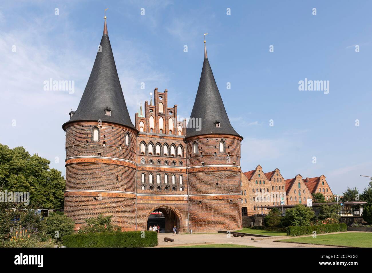 La porte Holstentor ('Holstein') est une porte d'entrée de la ville qui borde la vieille ville hanséatique de Luebeck à l'ouest. C'est le symbole de la ville. Banque D'Images