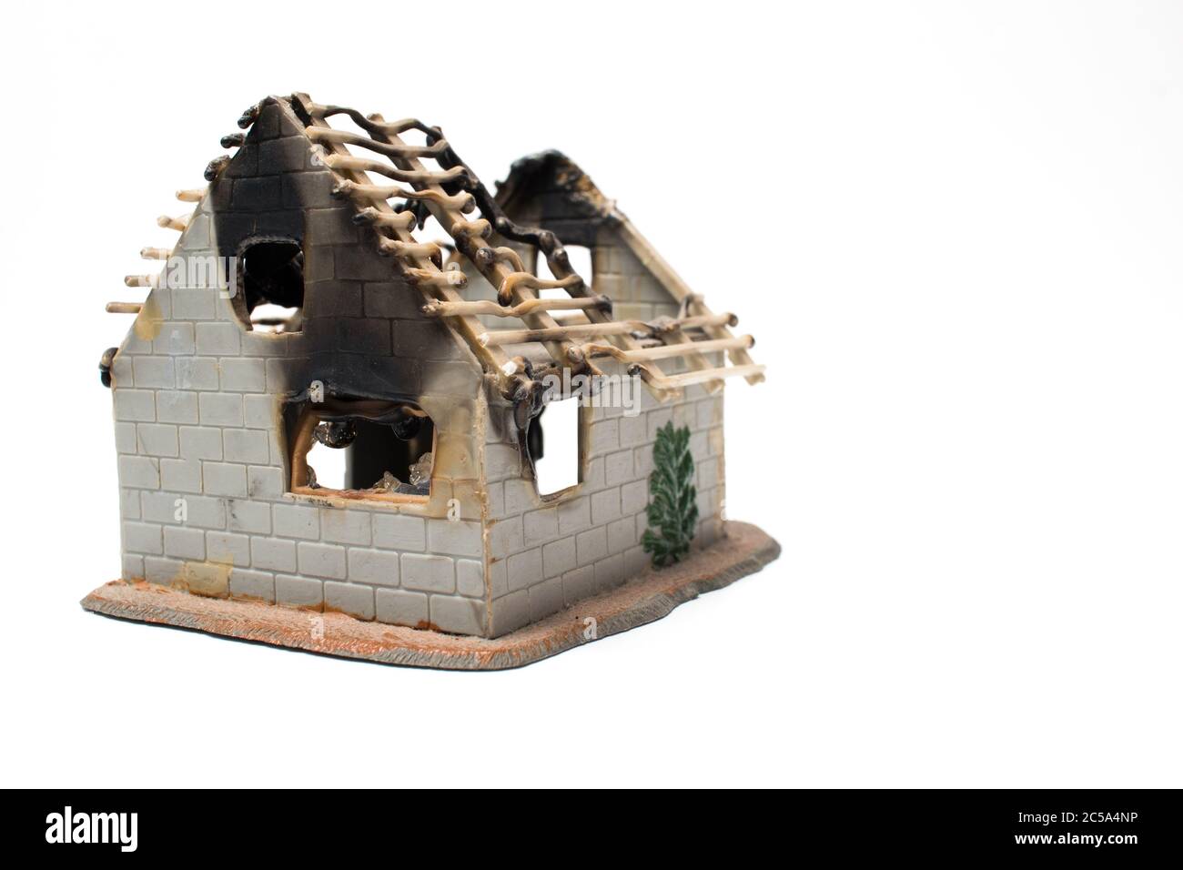 Gros plan d'une maison miniature brûlée. Incendie de maison. Banque D'Images
