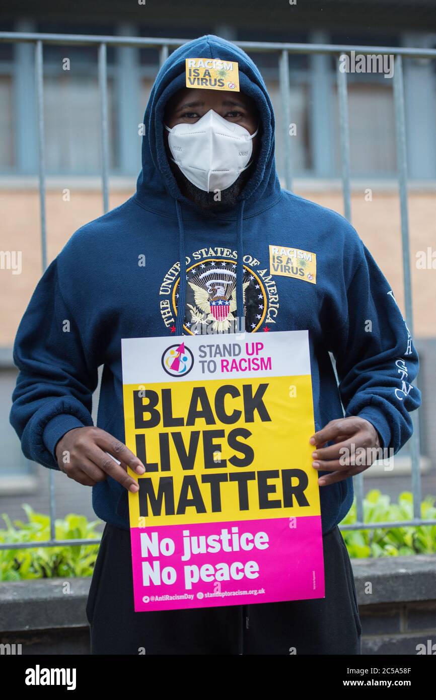 Glasgow, Écosse, Royaume-Uni. 1er juillet 2020. Photo : militants anti-racisme, Stand Up to racisme, manifestation devant l'entrée du Home Office de Glasgow pour souligner les « conditions difficiles » et les difficultés subies par les réfugiés et les demandeurs d'asile pendant le confinement du coronavirus (COVID19) à Glasgow. Crédit : Colin Fisher/Alay Live News Banque D'Images