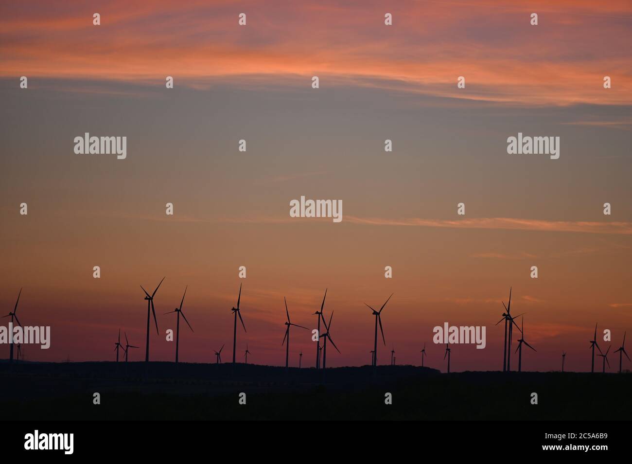 Éoliennes à horizont avec un ciel magnifique et coloré après le coucher du soleil Banque D'Images