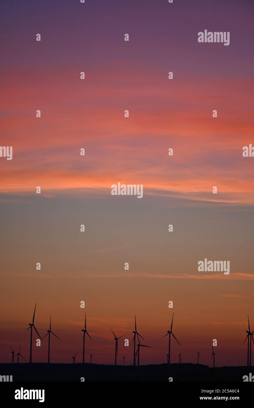Éoliennes à horizont avec un ciel magnifique et coloré après le coucher du soleil Banque D'Images