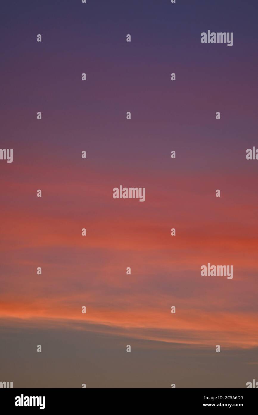 Éoliennes à horizont avec un ciel magnifique et coloré après le coucher du soleil Banque D'Images