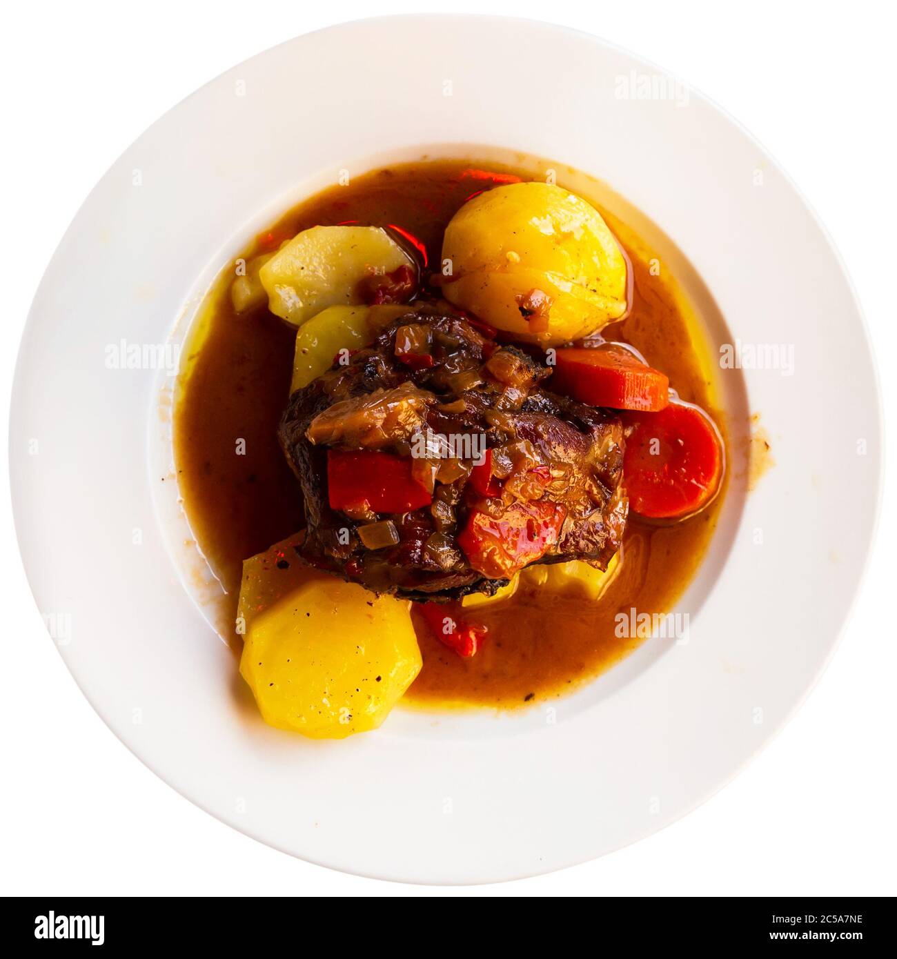 Délicieux épaule d'agneau rôti servie avec de la pomme de terre et de la carotte. Isolé sur fond blanc Banque D'Images