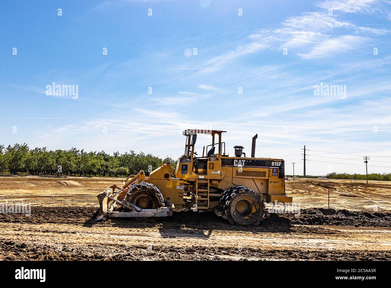Un compacteur de sol Caterpillar modèle 815F sur le chantier lors du réacheminement de Highhway 132 à Modesto California USA Banque D'Images